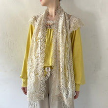 Cargar imagen en el visor de la galería, Vintage inspired lace mix shawl
